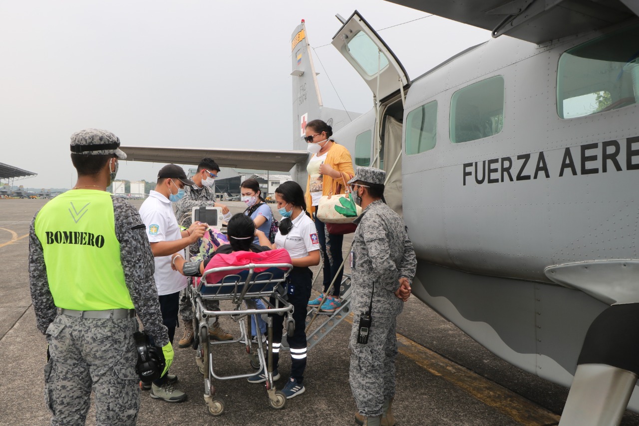 Dos mujeres con urgencias médicas fueron transportadas por la FAC desde Guainía y Vichada
