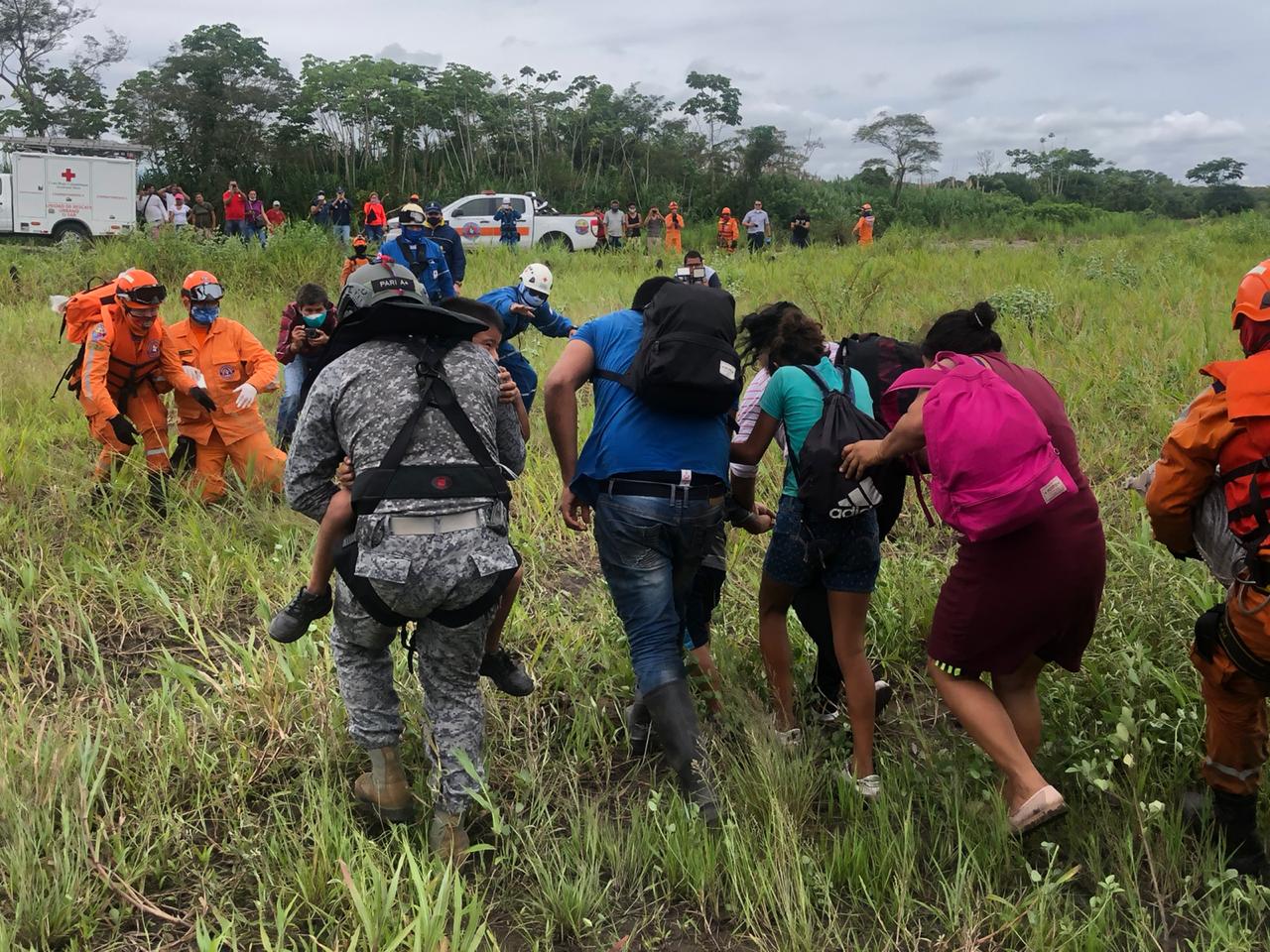 Seis personas fueron rescatadas luego de creciente del río Guatiquía