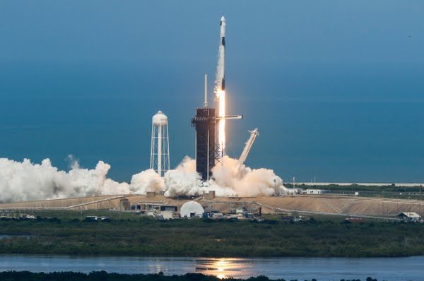 El cohete Falcon 9 de SpaceX tripulado por dos astronautas de la NASA despega desde el Centro Espacial Kennedy en Florida