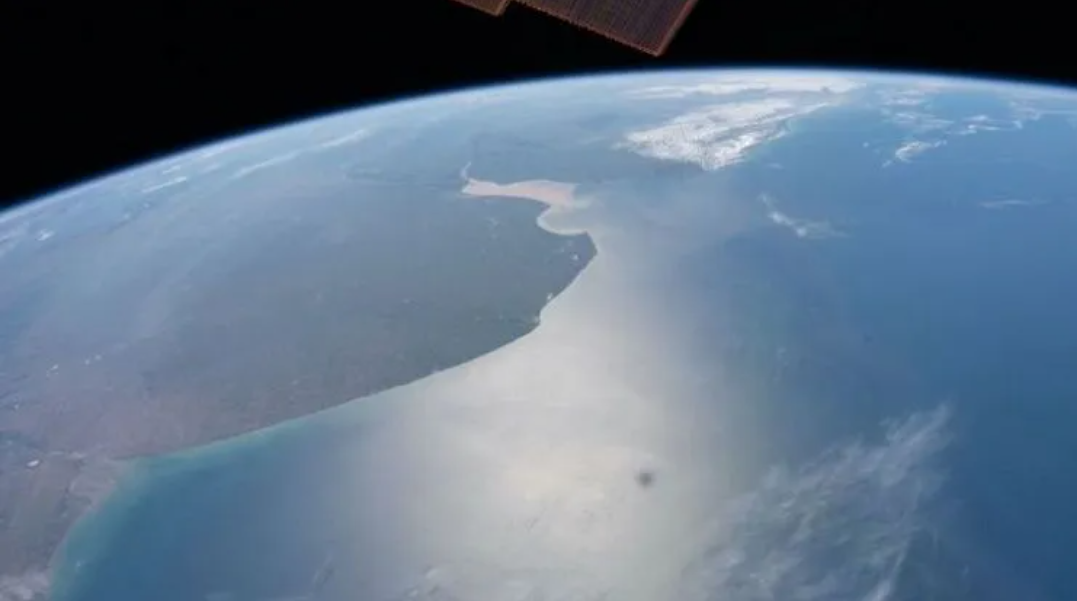 Increíbles fotografías tomadas desde el espacio por la NASA, al océano Atlántico y el contorno de la provincia de Buenos Aires, Argentina.