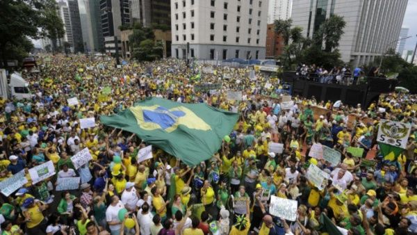 Bolsonaro participa en acto público en Brasilia sin protección.