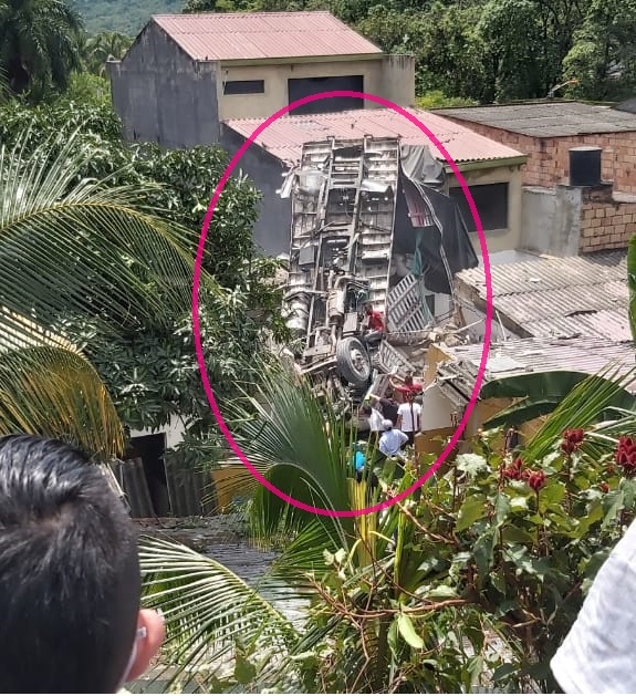 Un camión que se desplazaba sentido Guaduas – Bogotá quedó sin frenos, se llevó por delante una buseta, y posteriormente quedó enterrado en el techo de una casa.