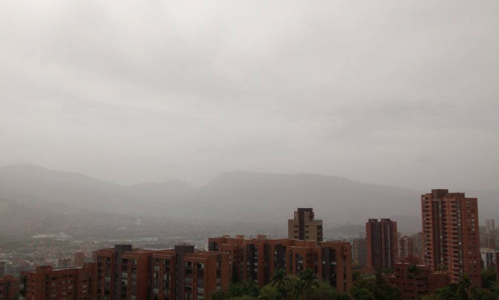 Nube de polvo proveniente del Sahara en Medellín, Colombia.