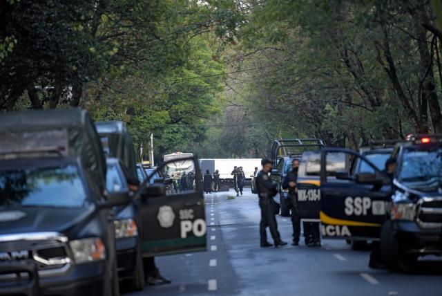 Autoridades mexicanas acordonando el lugar tras atentado contra el jefe de seguridad