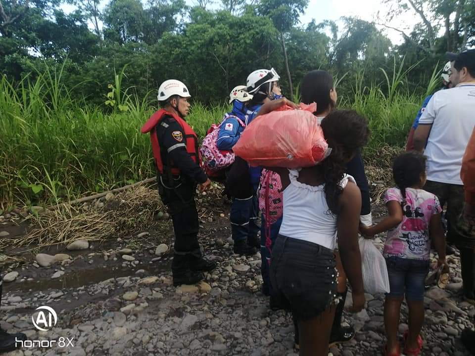 Rescatan a varias personas luego de creciente del río Guatiquía