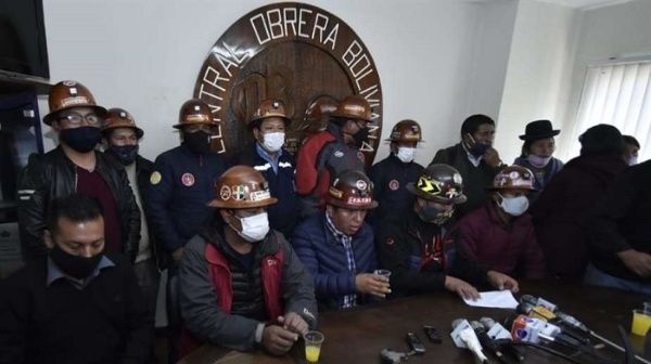 La Federación Sindical de Trabajadores Mineros de Bolivia y la Central Obrera Boliviana instaron al Gobierno de Facto a convocar a elecciones o de lo contrario tomarán las calles del país.