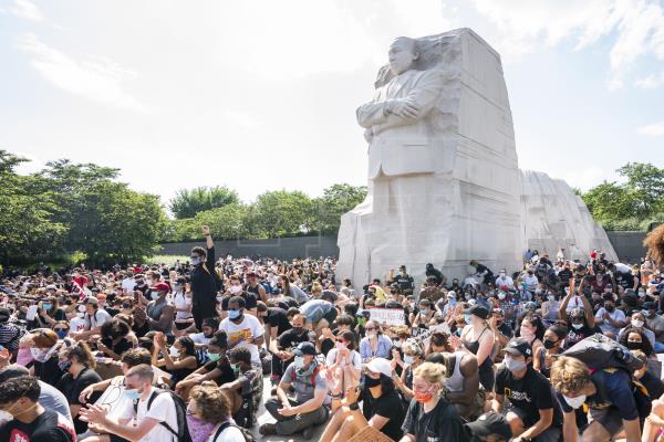 La protesta «Black Lives Matter» se arrodilla frente al memorial de Martin Luther King en el séptimo día de protestas por la muerte de George Floyd, quien murió bajo custodia policial, en Washington DC (EE. UU.)
