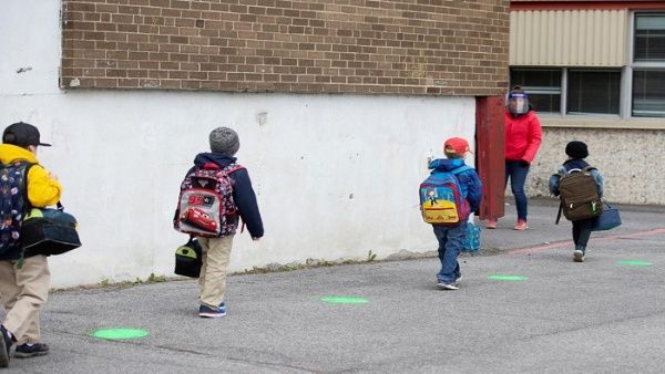 En Quebec, Canadá, los niños regresan a clases con medida especial,   de máximo 6 alumnos por salón, pese a que los contagios continúan.