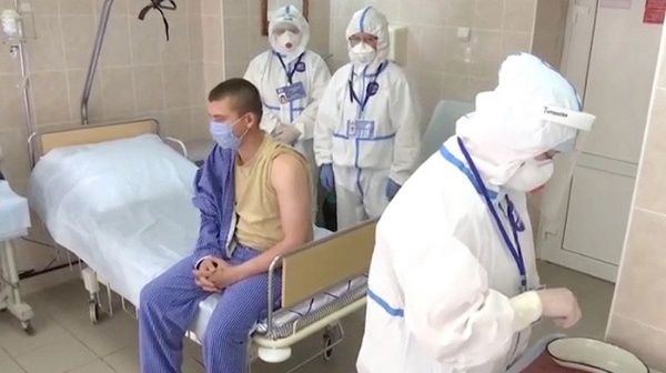 Voluntarios reciben vacuna experimental de Covid-19 en Rusia