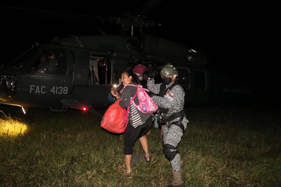 En operación aérea nocturna fueron rescatados 8 niños y 8 adultos en el Meta
