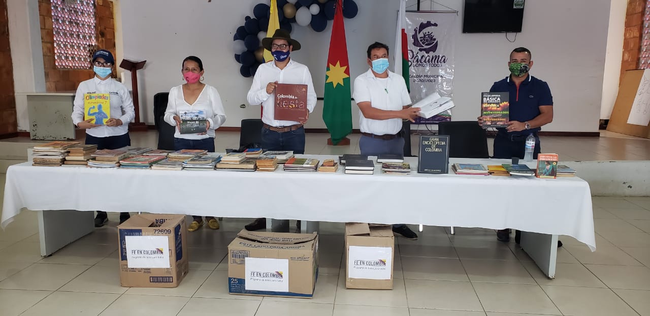 Presidente de la Asamblea y Octava División del Ejército, entregaron 150 libros en Sácama