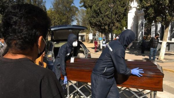 En Cochabamba, Bolivia, la situación con los fallecidos ha colapsado a los servicios funerarios