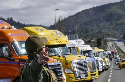 Camioneros mantienen paro tras no acordar con Gobierno chileno