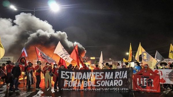 Estudiantes de Brasil demandan la dimisión de Bolsonaro