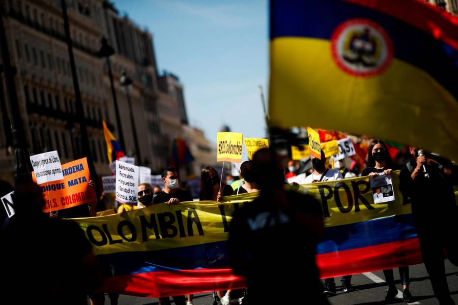 Realizan protesta artística en Madrid contra Iván Duque