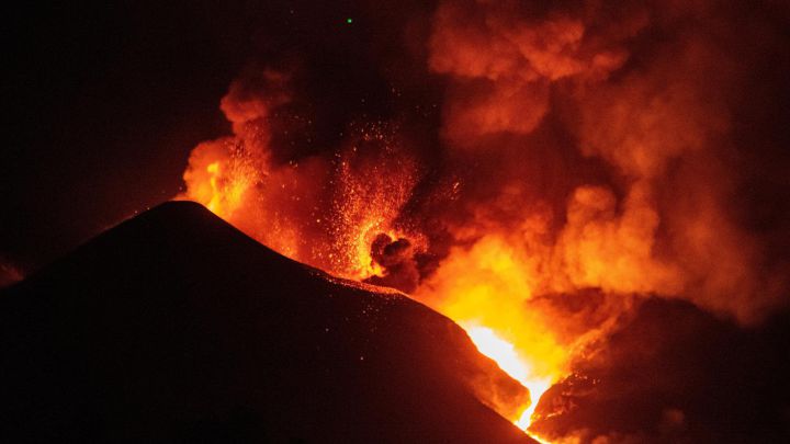 Informan que se abre nueva boca en el volcán Cumbre Vieja en Islas Canarias