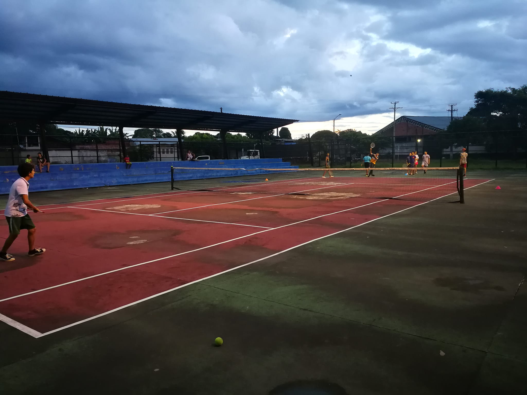 Tenistas en torneo abierto de Villanueva
