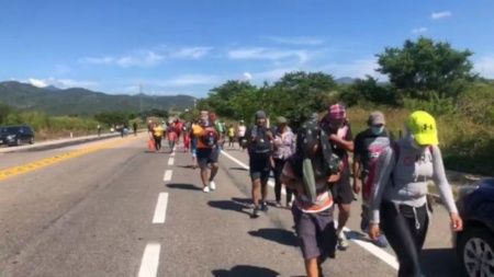 Caravana migrante en México reinicia su marcha desde Chiapas