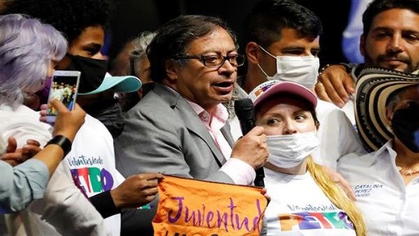 Petro propone reforma económica si gana elecciones en Colombia