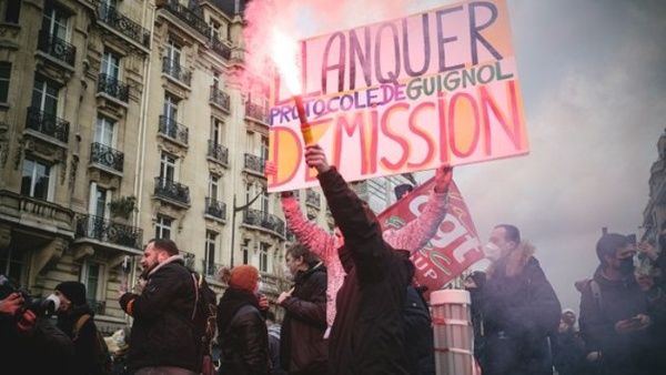 Trabajadores franceses van a paro general por aumento salarial