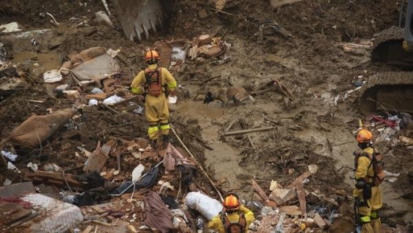 Sube a 210 cifra de muertos tras lluvias en Petrópolis, Brasil