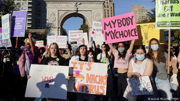 Miles de estadounidenses protestan por fallo contra el aborto