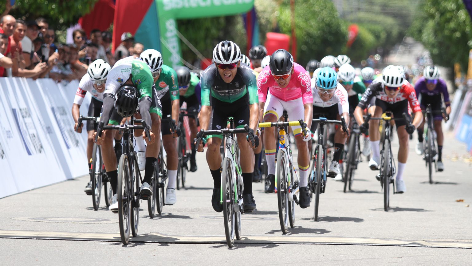 Cristian Vélez triunfó en el sprint en Aguazul mientras que Jeferson Ruiz continúa liderando la Vuelta de la Juventud