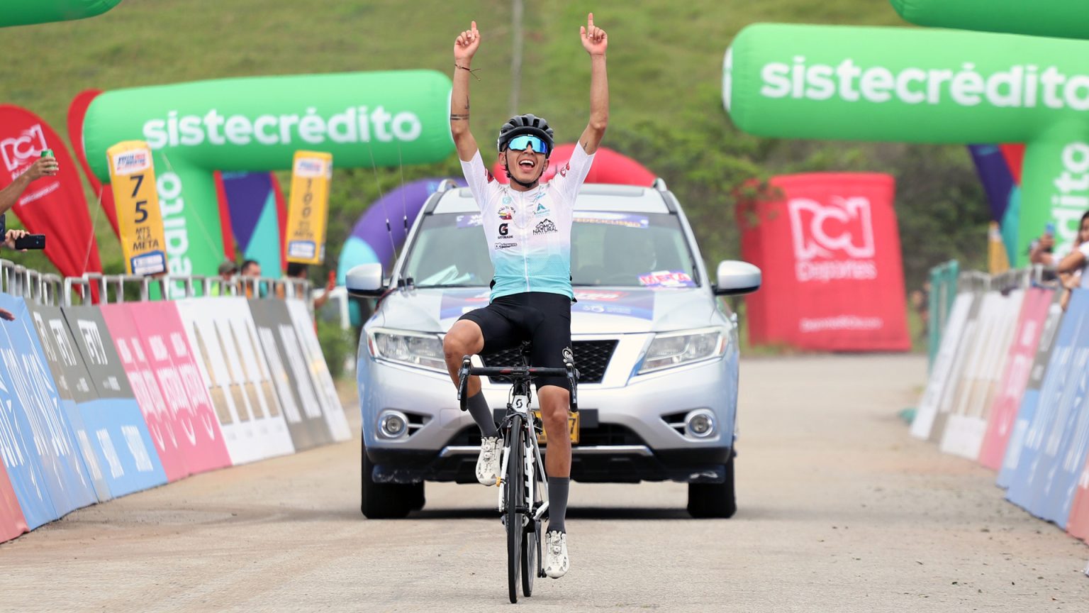 Yonatan Castro ganó en Sabanalarga, mientras que Ferney Molina es el nuevo líder de la Vuelta de la Juventud