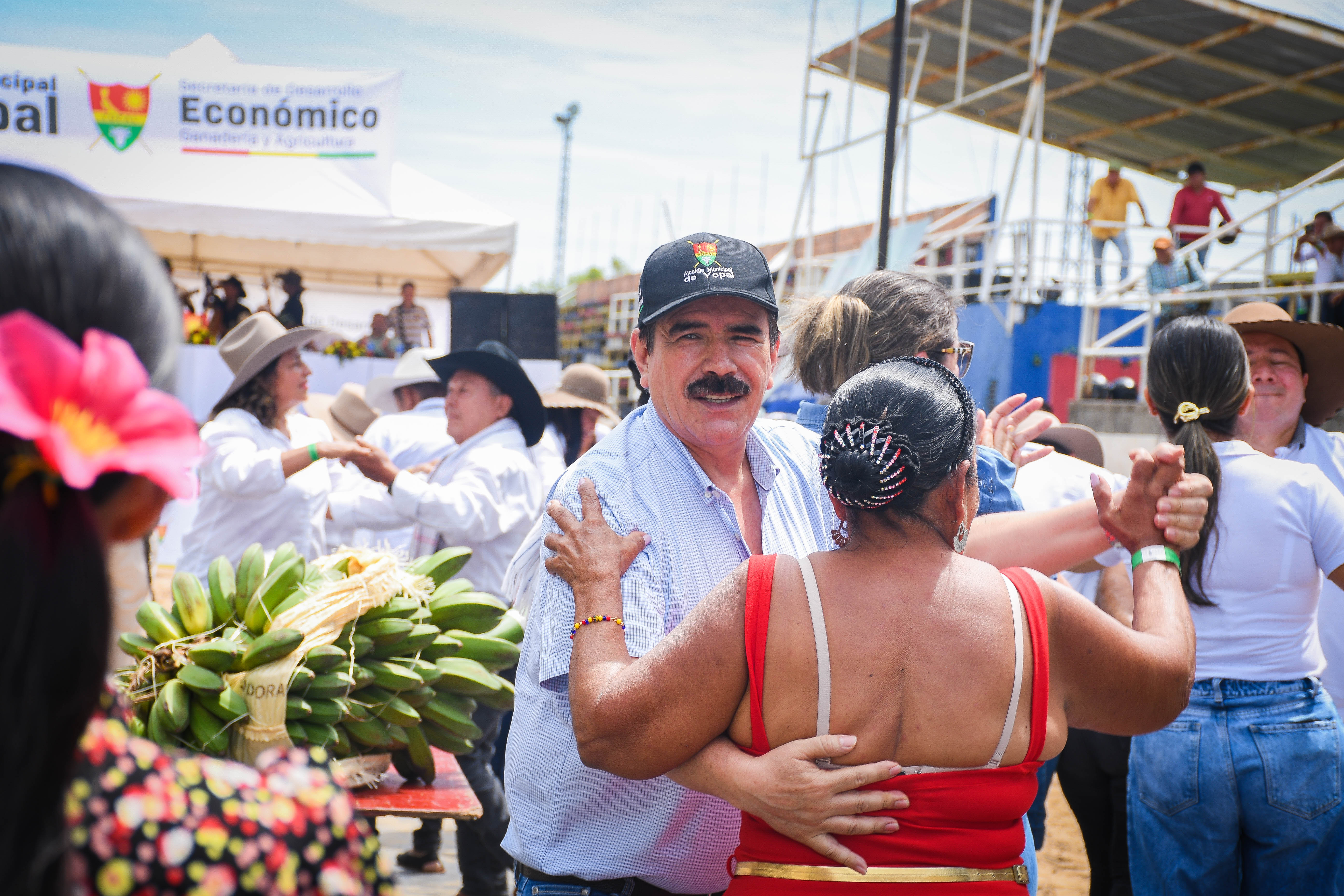 Marco Tulio le celebró el día a los campesinos